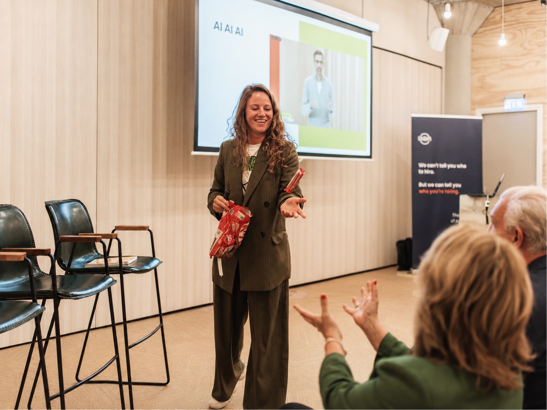 Zaal doet actief mee tijdens een sessie